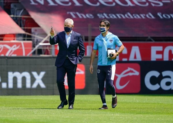 Javier Aguirre junto a Pol Lorente