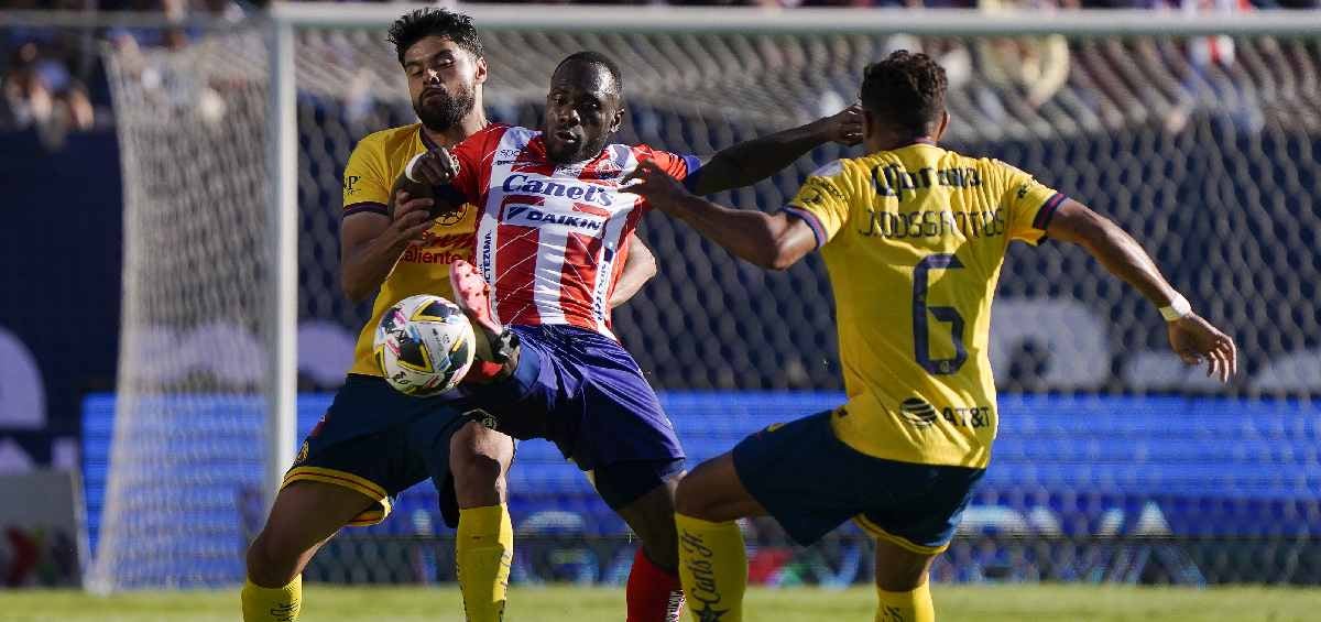 Néstor Araujo ante Atlético San Luis 