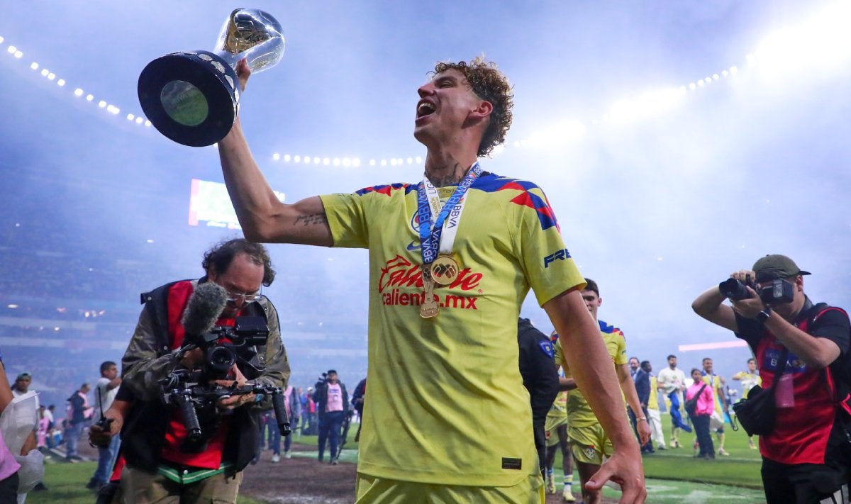 Igor con el trofeo de Liga MX