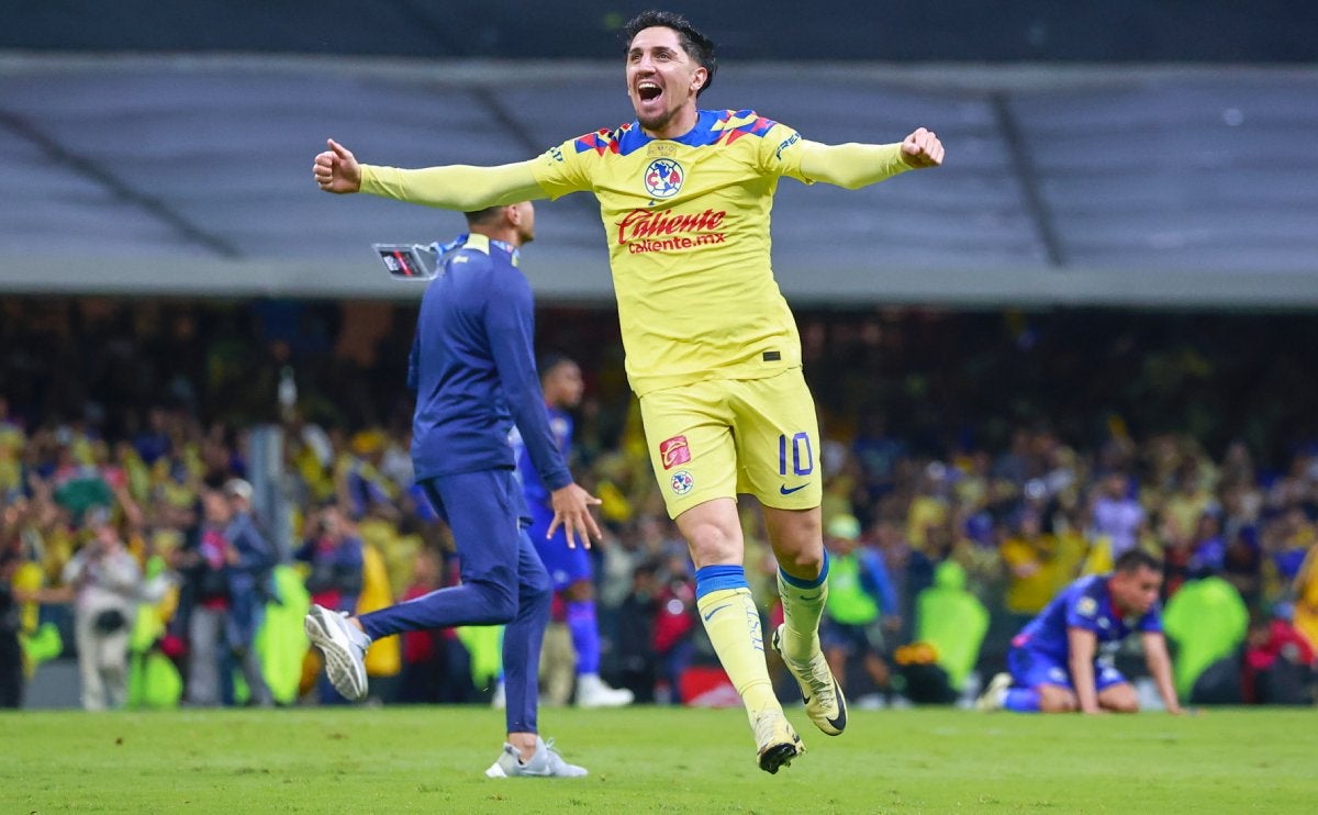 Diego Valdés celebra gol con las Águilas