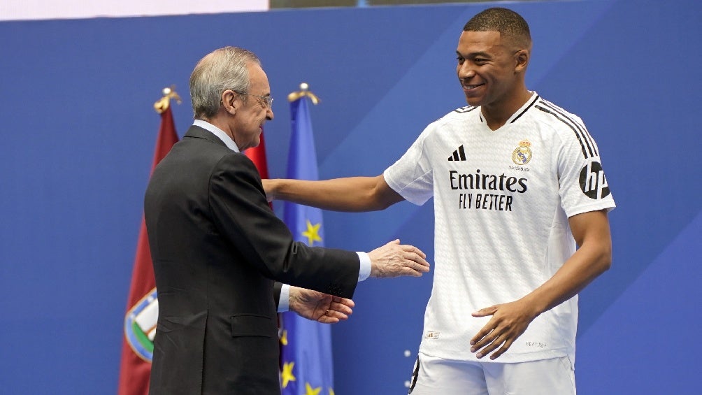 Florentino Pérez le da la bienvenida a Mbappé 