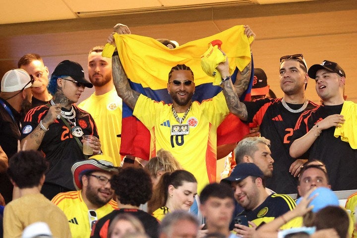 El cantante estuvo apoyando a su equipo desde el estadio en Miami.