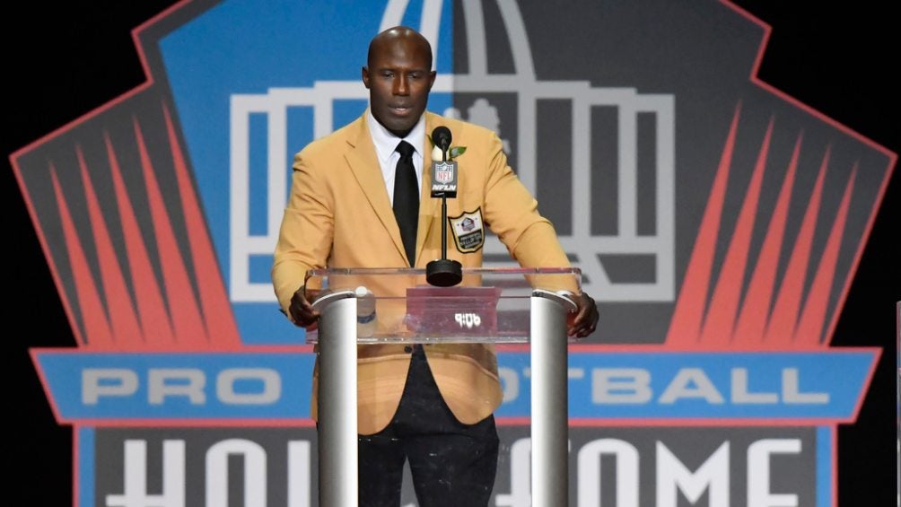 Terrell Davis, exestrella de la NFL, dice que fue esposado y humillado sin justificación en vuelo