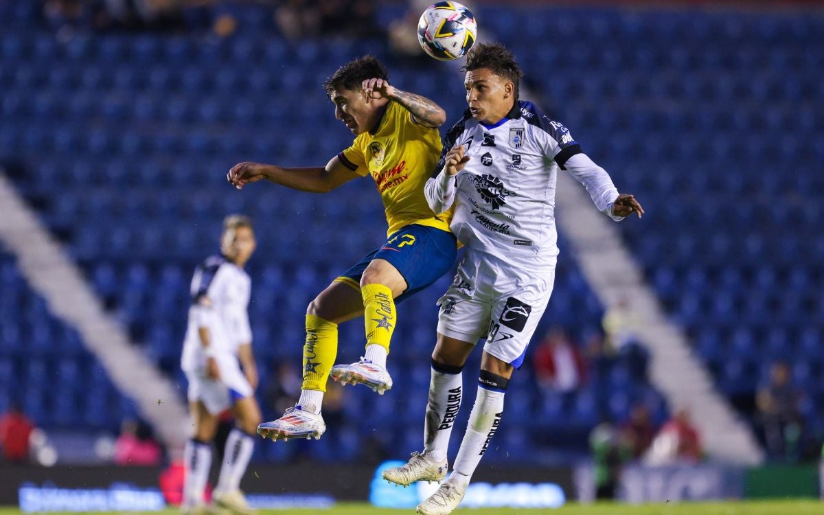 El volante azulcrema pelea el balón ante Querétaro