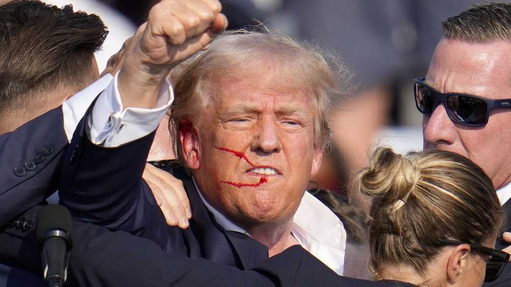 Donald Trump recibió un rozón de bala en una oreja. 