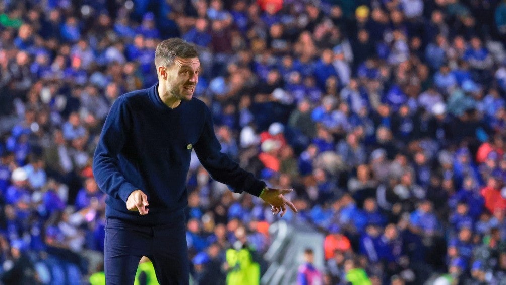 Martín Anselmi dirigiendo a Cruz Azul