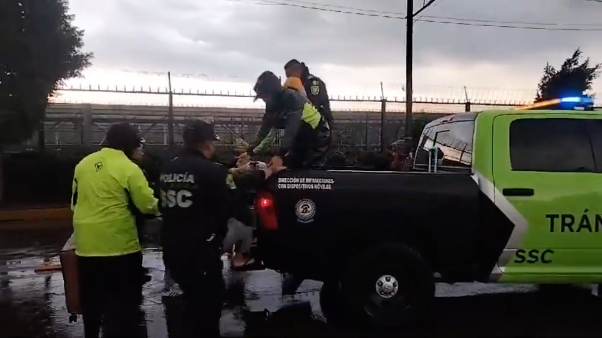 La policía tuvo que ayudar a la gente para que pudiera llegar al aeropuerto.