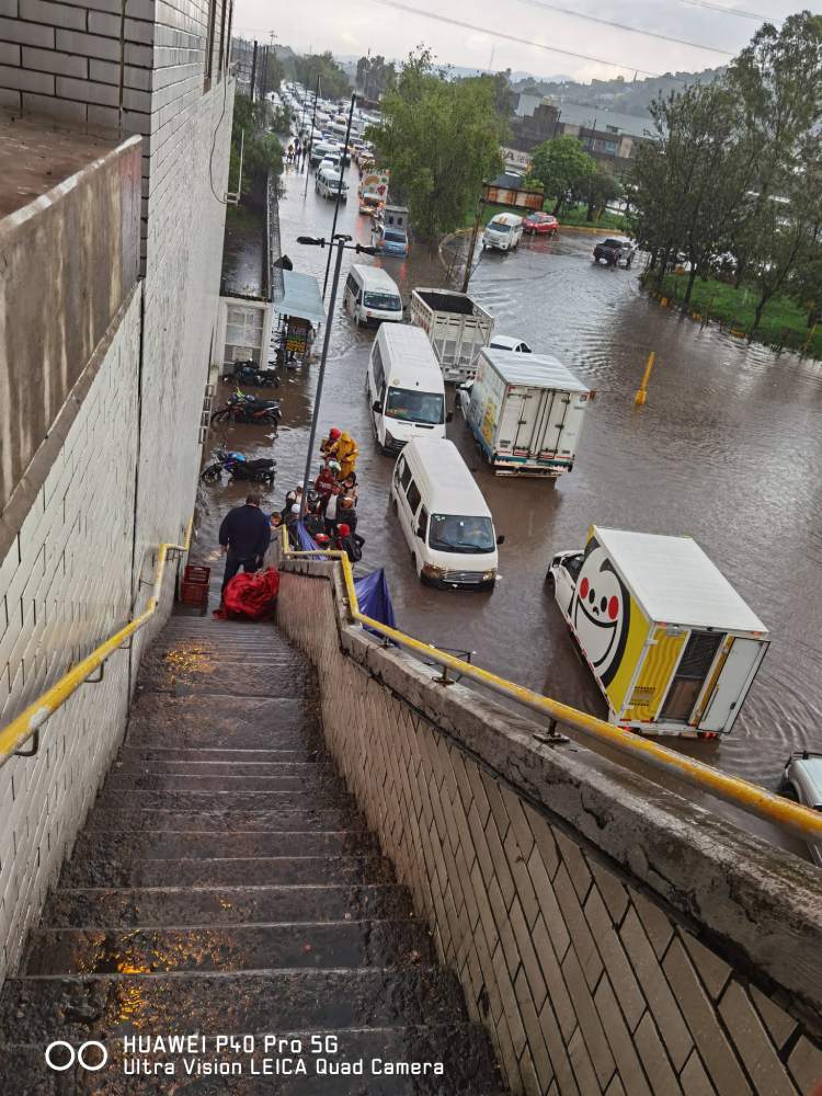 Las rutas de transporte colapsaron por las inundaciones.