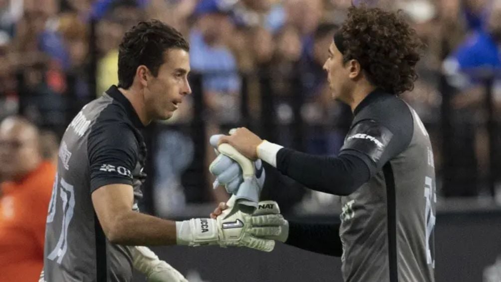 Jiménez entrando en lugar de Memo Ochoa