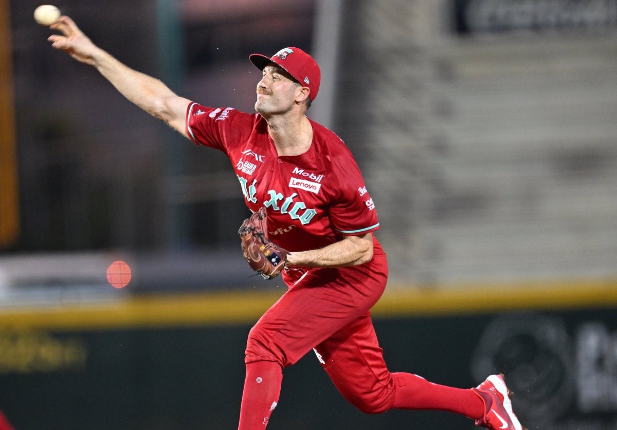 Brooks Hall lanzando para los Diablos