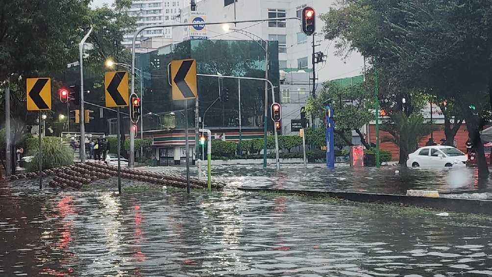 En Periférico y Barranca del Muerto se presentaron inundaciones. 