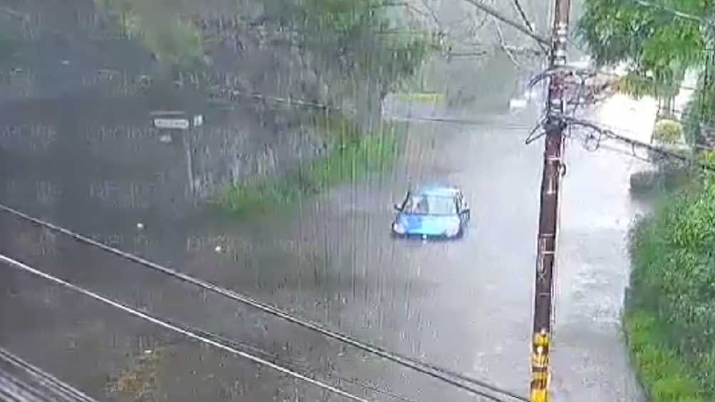 En la zona del Pedregal un auto fue cubierto por el agua. 