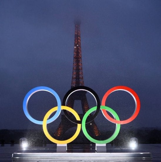 Anillos olímpicos en la Torre Eiffel