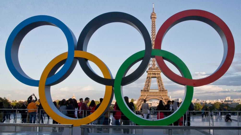 Anillos olímpicos en la Torre Eiffel