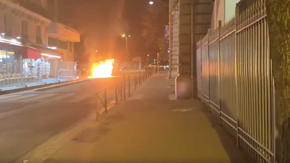 ¡Alerta en París! Incendio de auto provoca explosiones cerca de la Torre Eiffel 