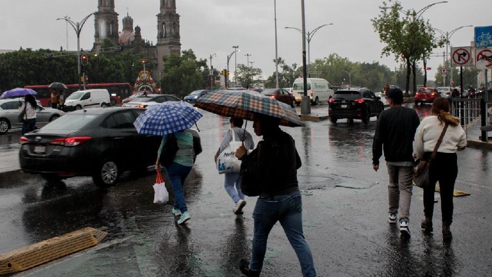 También se esperan fuertes vientos a lo largo de este jueves.