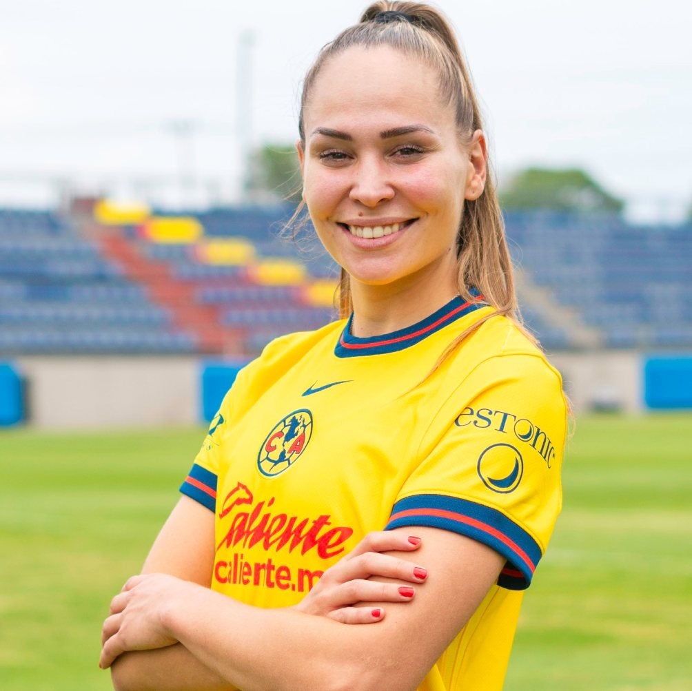 Irene Guerrero con el uniforme de América