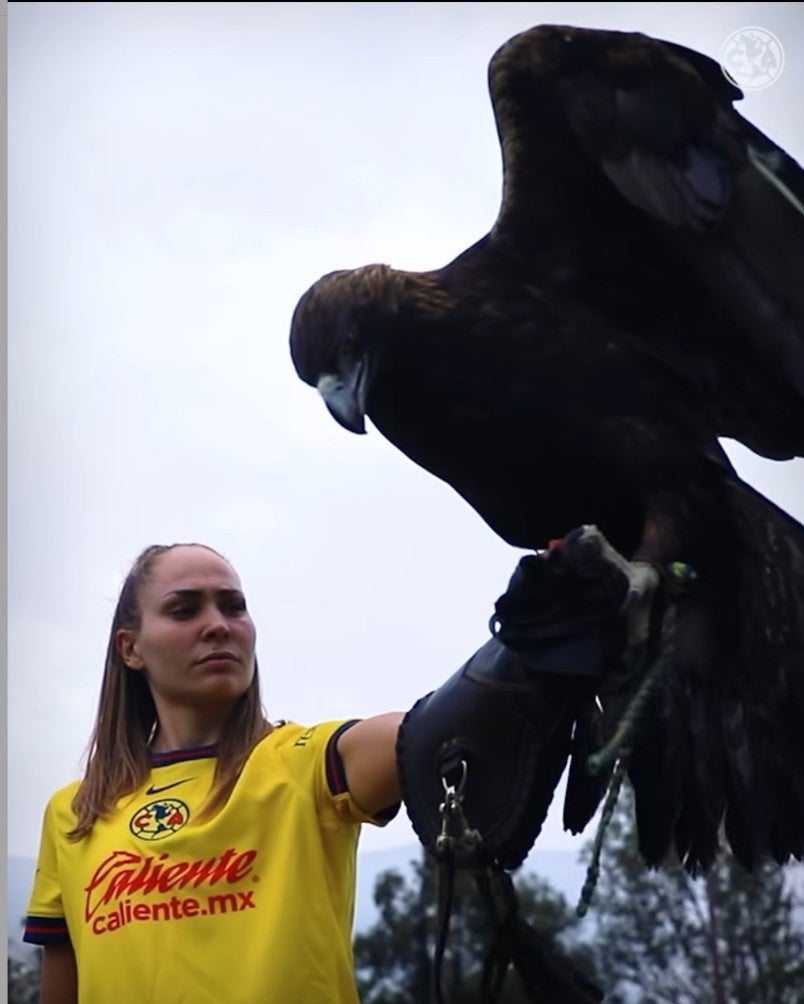 Irene Guerrero con la mascota de las Águilas