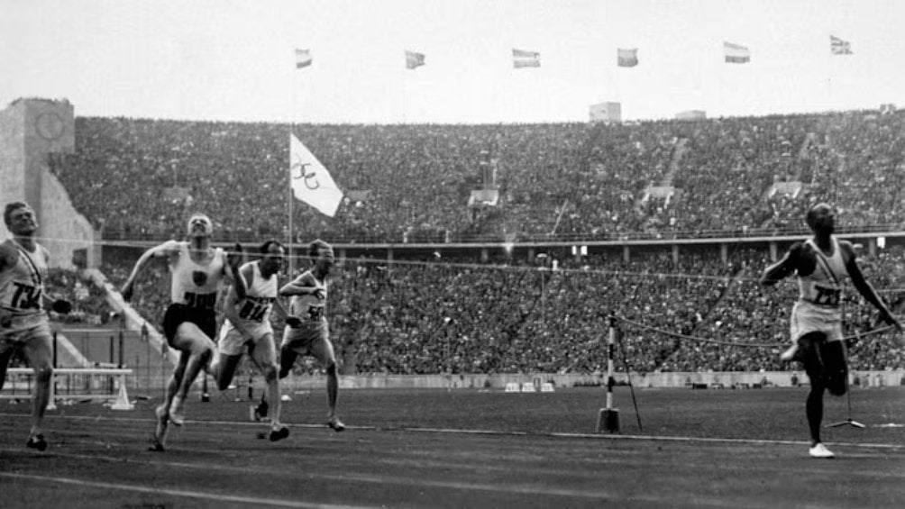 Jesse Owens rompiendo récords en Berlín 1936