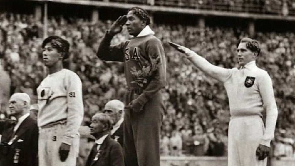 Jesse Owens ganando cuatro medallas de oro en Berlín 1936