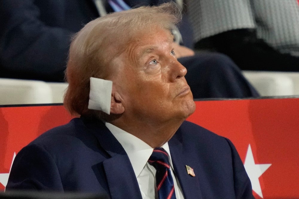 Desde el atentado, Donald Trump aparece con una gasa en la oreja.