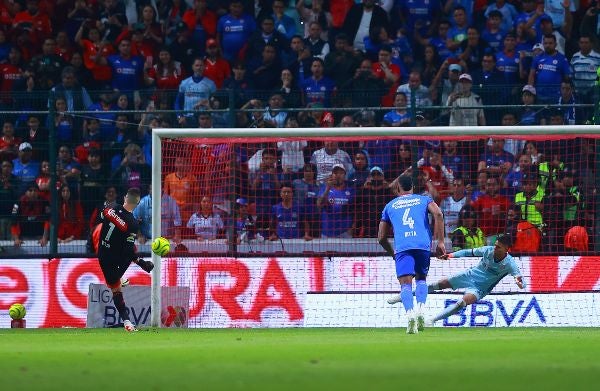 Tiago Volpi anota un gol de penal