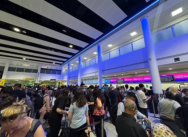 Las salas de espera en aeropuertos se llenan debido a la falla de Microsoft