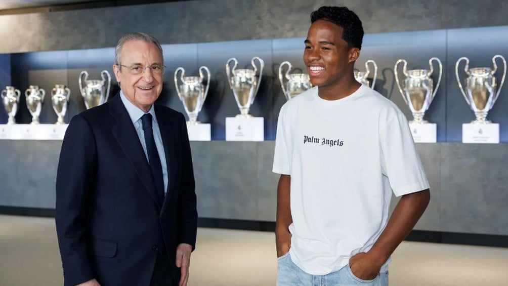 Florentino Pérez y Endrick en la sala de trofeos del Real Madrid