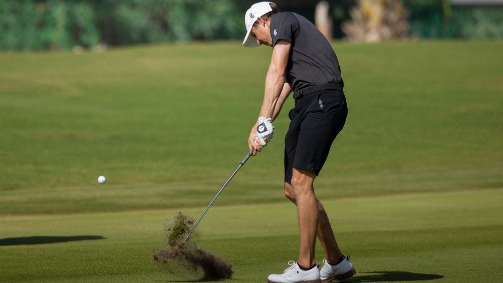 Carlos Ortiz jugando golf