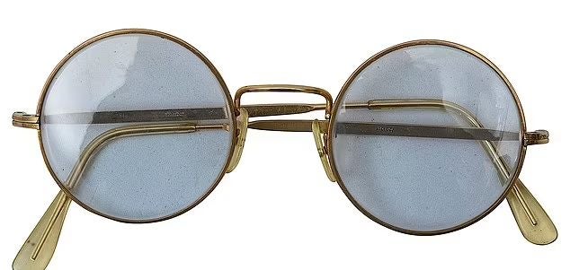 Las gafas de John Lennon, cantante que le regaló estas gafas a un fan llamado Michael