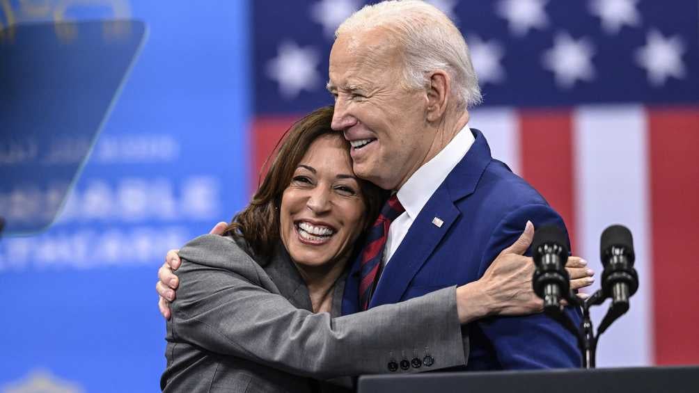 Kamala Harris, actual vicepresidenta, se perfila para asumir la candidatura demócrata. 