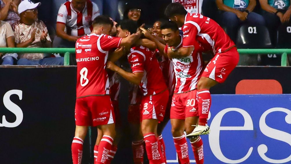 Necaxa festejando el gol de Arce