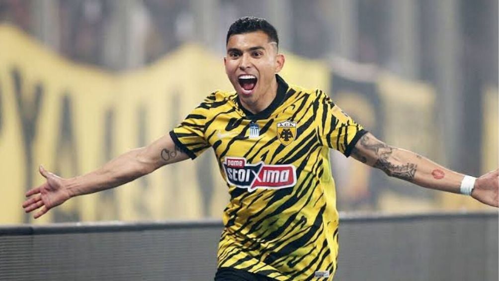 Pineda celebra gol con el AEK