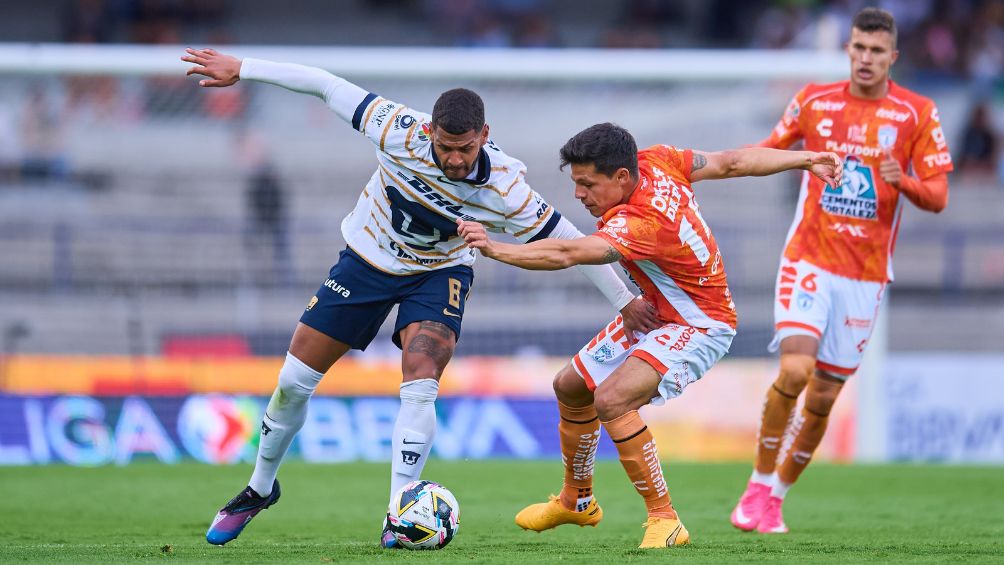 Pumas y Pachuca en la disputa del balón