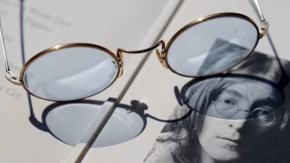 Subastarán gafas de John Lennon de The Beatles, las gafas Lennon se las regaló a un fan