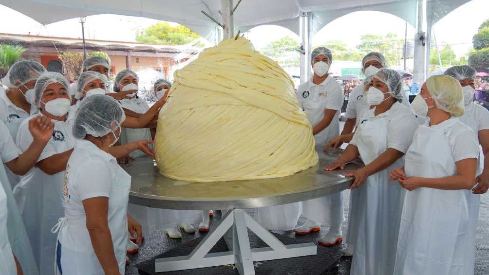 Oaxaca impone nuevo Récord Guinness con el quesillo más grande del mundo 