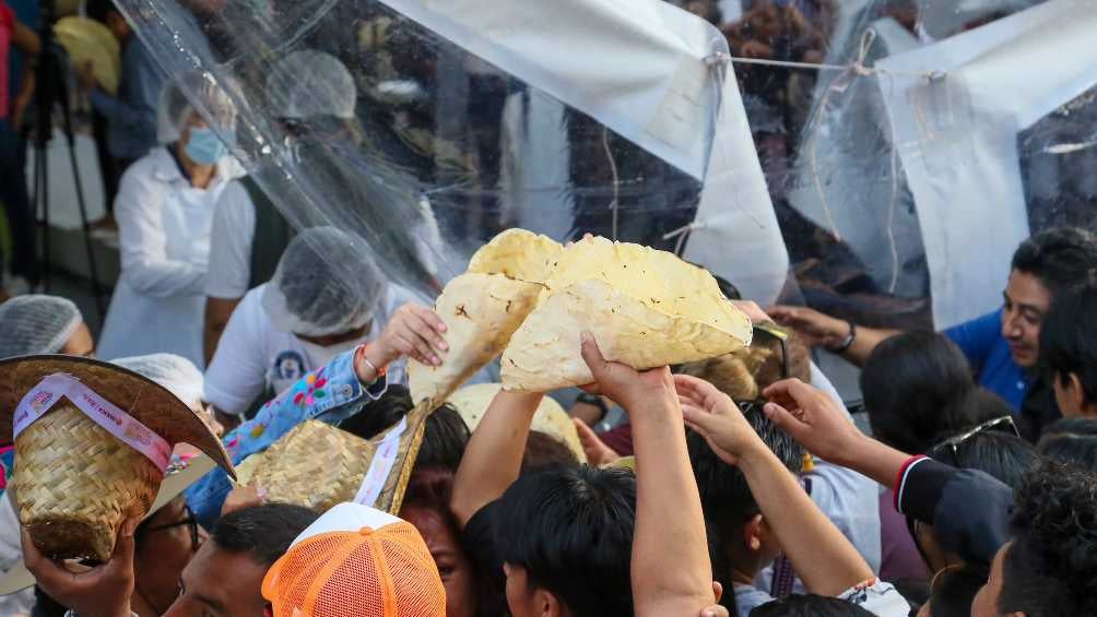 El queso Oaxaca se repartió entre los asistentes a la plaza de la comunidad. 