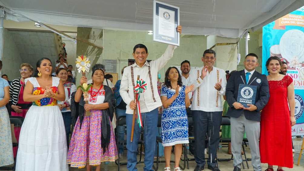 E Gobernador Salomón Jara recibió el diploma del Récord Guinness. 