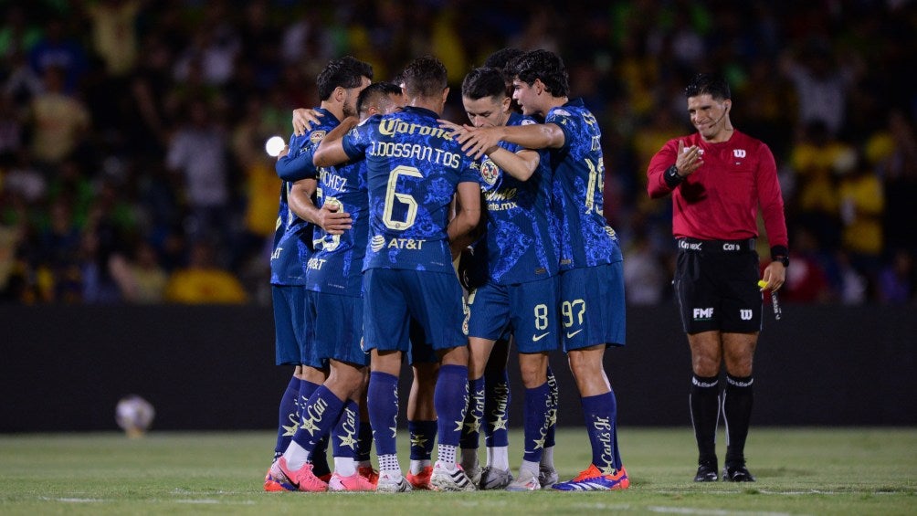 ¿Jugador 12? Señalan en redes que árbitro ‘festeja’ gol con jugadores del América