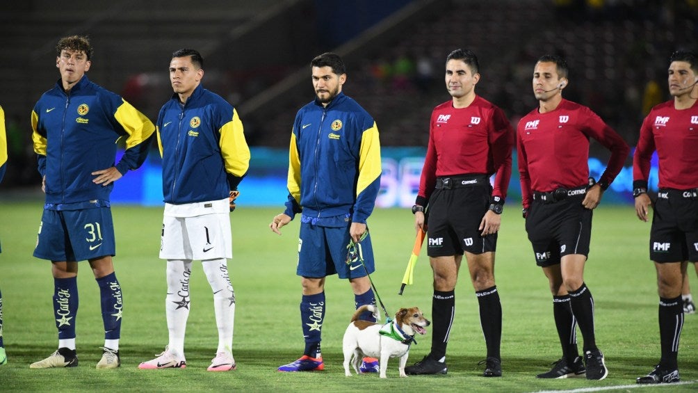 América junto al árbitro antes de comenzar el partido