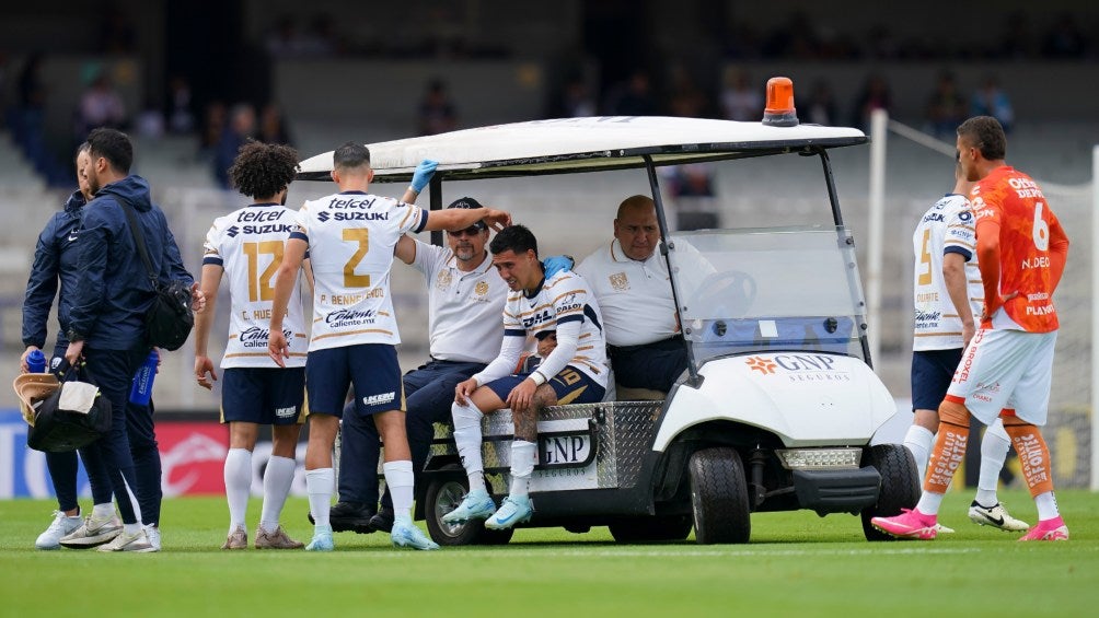 Leo Suárez sale de la cancha por lesión