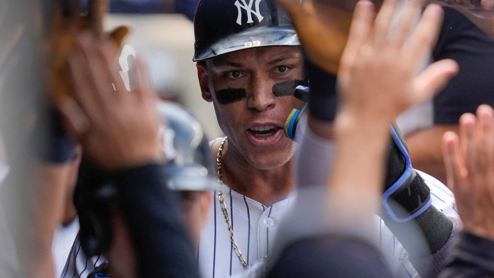 Aaron Judge celebra con sus compañeros