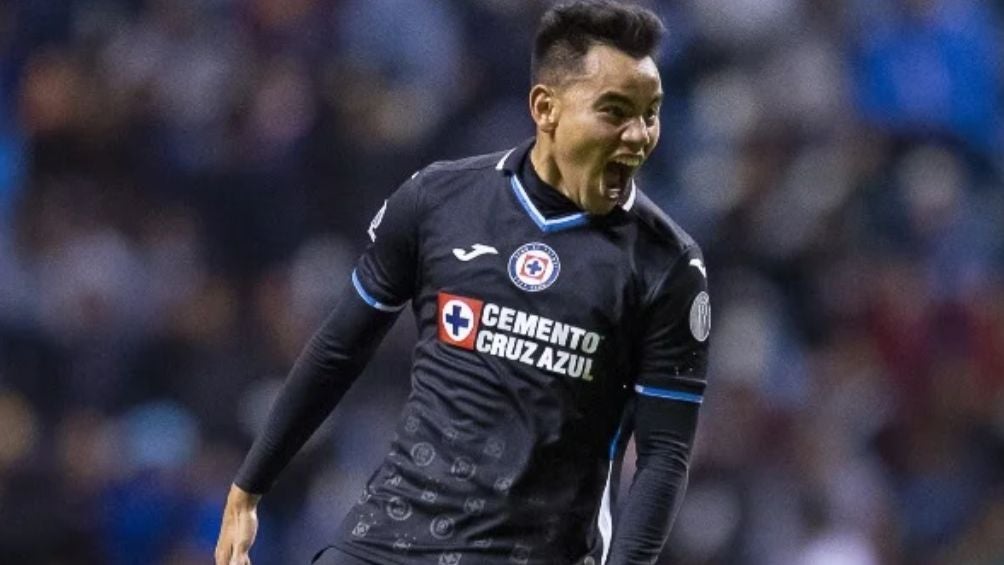 Charly celebra un gol con Cruz Azul