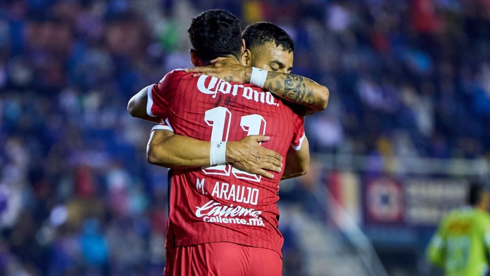 Vega y Araujo celebran el gol ante Cruz Azul