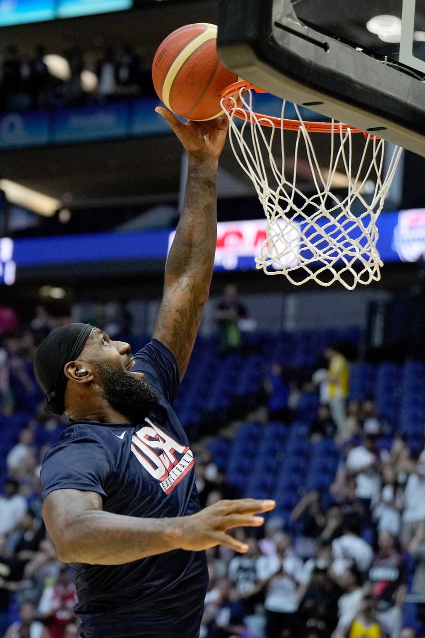 LeBron James en un partido de EU de preparación