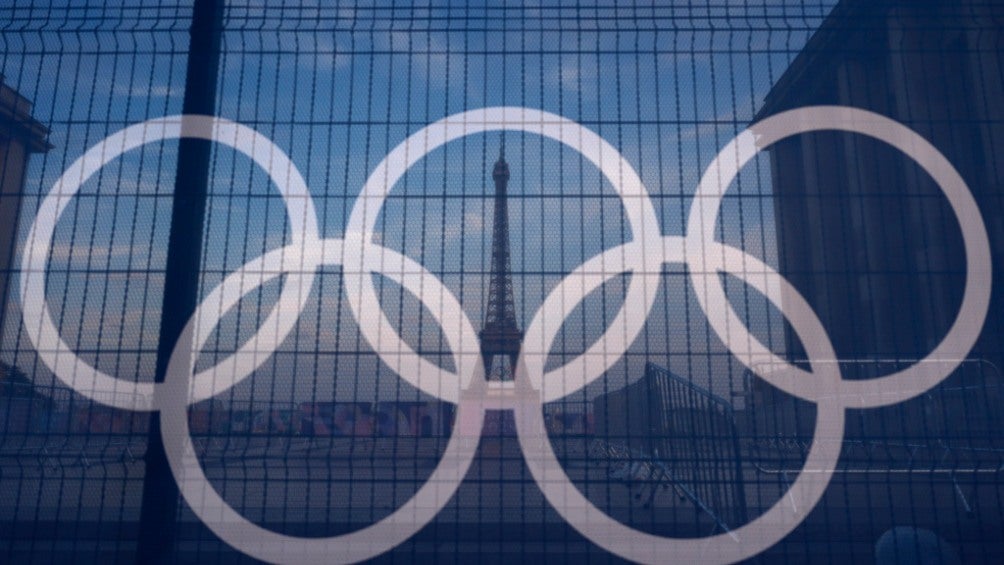 Torre Eiffel y cortina con el logo de los Juegos Olímpicos