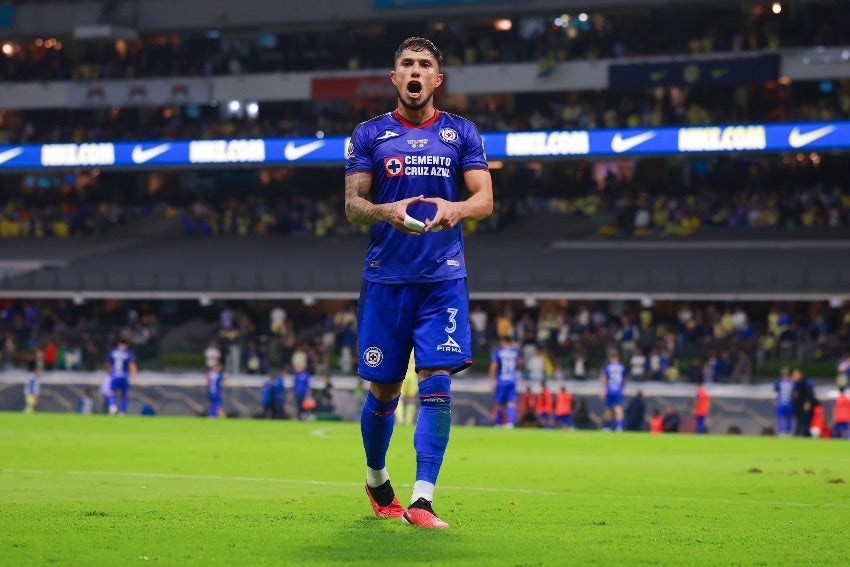 'Titán' Salcedo en celebración de gol con Cruz Azul