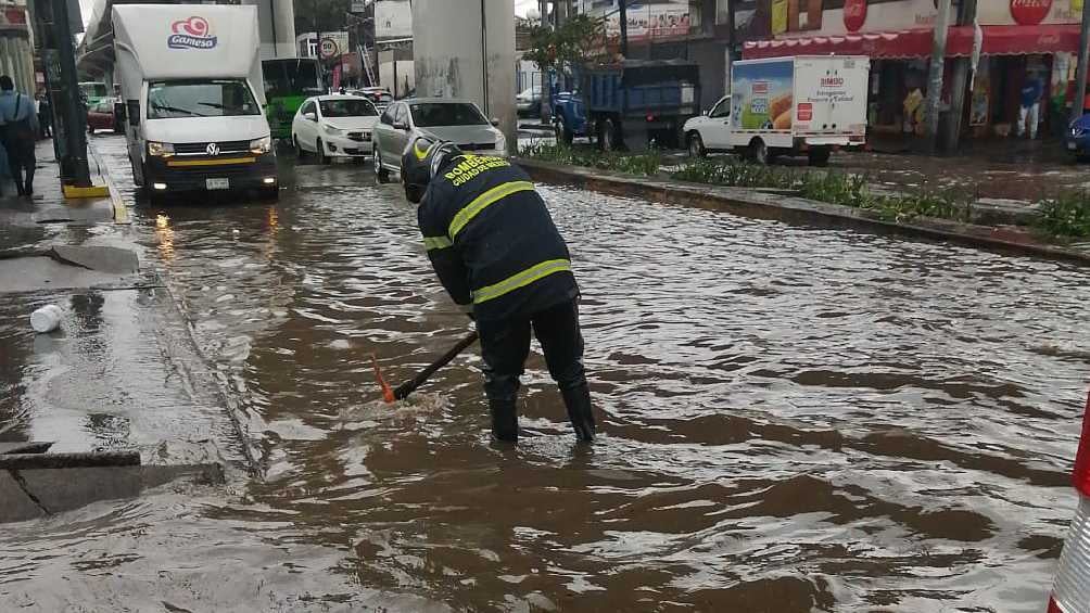 Bomberos llegaron a la zona para hacer trabajos de desdesazolve. 