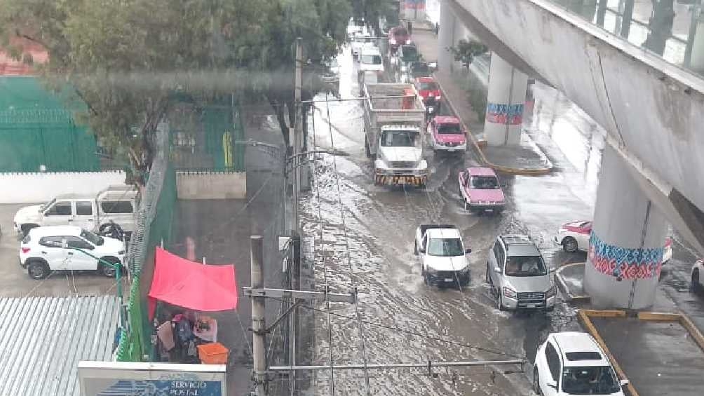 Algunos tramos de la avenida Tláhuac presentaron encharcamientos. 