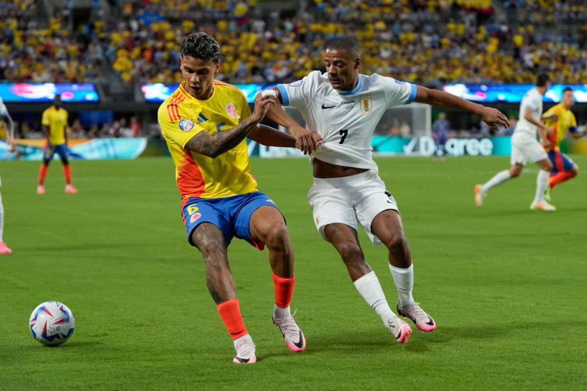 El colombiano en juego contra Uruguay 